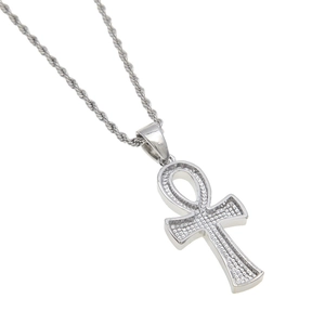Vue détaillée du pendentif Ankh égyptien argenté avec textures pointillées fines