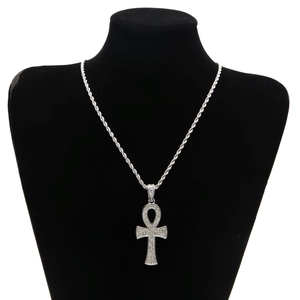 Pendentif Ankh égyptien argenté avec pierres scintillantes sur un buste de cou noir