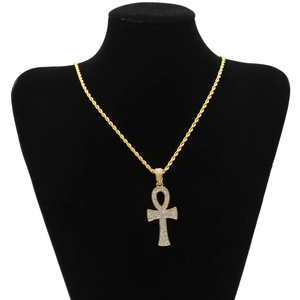 Collier pendentif clé Ankh dorée avec pierres scintillantes sur une chaîne torsadée
