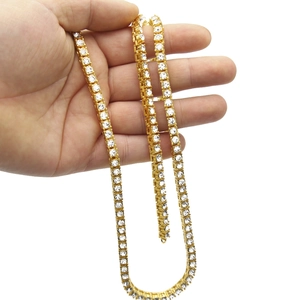 Cadena de tenis clásica de una hilera en acabado dorado con cristales blancos estilo hip-hop