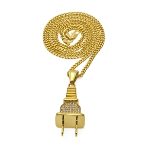 Vue détaillée du pendentif prise hip-hop avec strass blancs et chaîne à mailles dorée