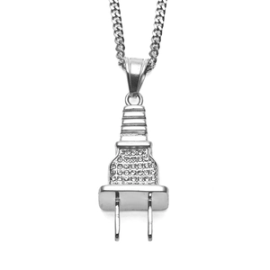 Détail du pendentif prise hip hop avec cristaux sur une chaîne cubaine argentée chic