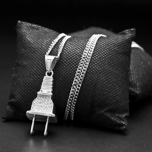 Vue détaillée du pendentif prise hip-hop argenté serti de strass brillants