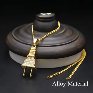 Collier hip hop en alliage d'or avec pendentif fiche électrique serti de diamants sur socle