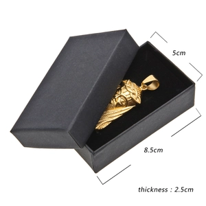 Premium schwarze Schmuck Geschenkbox mit Goldanhänger Maße 8,5cm x 5cm x 2,5cm