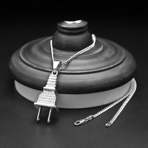 Pendentif en forme de prise pavé de cristaux blancs sur chaîne argentée