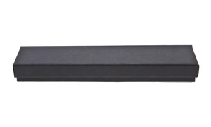 Makroansicht der schwarzen Schmuck-Geschenkbox für Halsketten und Uhren auf weißem Grund