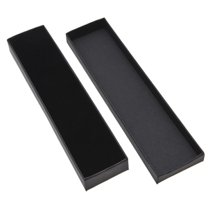 Details einer schwarzen Schmuck-Geschenkbox mit schützender Samteinlage für Uhren