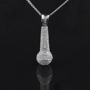 Détail d'un pendentif microphone hip-hop avec cristaux brillants sur chaîne argentée