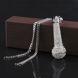 Collier hip hop pour homme avec pendentif microphone glacé et chaîne à mailles argentées