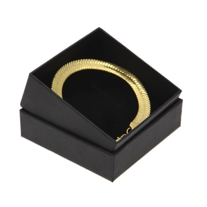 Flaches Gold-Schlangenarmband präsentiert in einer quadratischen schwarzen Samt-Geschenkbox