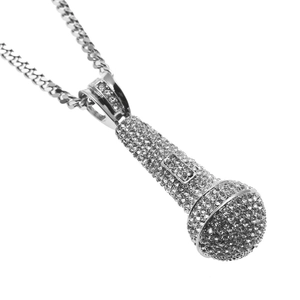 Vue détaillée du pendentif micro avec strass pavés sur une chaîne à maillons gourmette