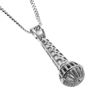 Détail du collier pendentif microphone hip hop argenté avec design en maille creuse