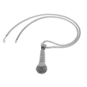 Détail macro du pendentif micro argenté avec cristaux micro-pave étincelants de style hip hop