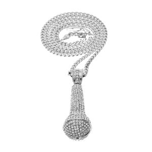 Détail du pendentif micro serti de zircons sur une chaîne cubaine argentée style hip hop
