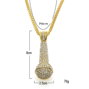 Détails du pendentif micro serti de strass sur chaîne cubaine dorée avec dimensions