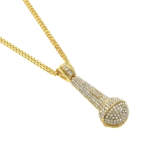 Détail macro du pendentif micro hip hop serti de strass avec une chaîne à maillons cubains