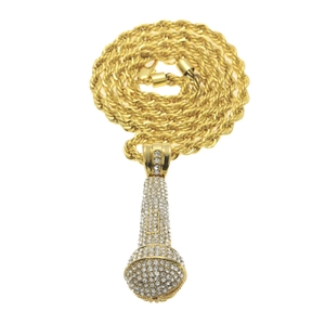 Gros plan du pendentif microphone hip-hop serti de strass sur chaîne en corde torsadée dorée