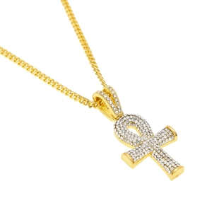 Nahaufnahme des vergoldeten Ankh-Anhängers mit Zirkonia-Besatz an einer goldenen Panzerkette