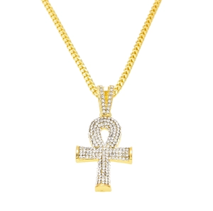 Makroansicht der vergoldeten Ankh-Anhänger mit Zirkonia-Steinen und kubanischer Gliederkette