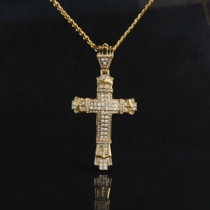 Detailansicht der Hip-Hop-Goldkreuz-Halskette mit Zirkonia auf einer gedrehten Kette
