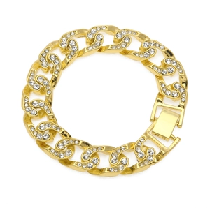 Dettaglio del bracciale a maglia cubana placcato oro con cristalli incastonati e chiusura quadra
