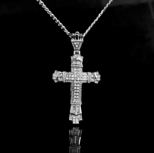 Makroaufnahme von Silber-Kreuzanhänger mit Voll-Diamantbesatz und gedrehter Seilkette