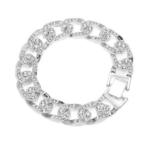 Dettaglio macro del bracciale a catena cubana hip hop argento con strass incastonati