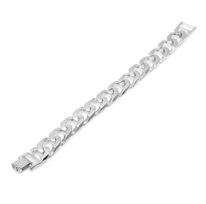 Dettaglio di un bracciale a catena cubana argento con chiusura a scatto e maglie lucide