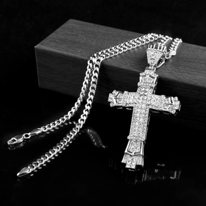 Detailansicht des Hip-Hop-Kreuzanhängers mit Zirkonia-Inlays und glänzender Panzerkette