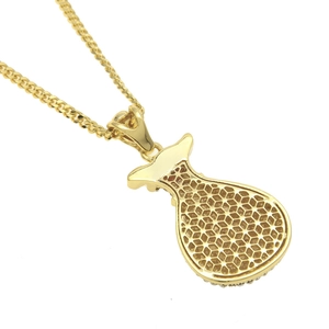 Detail der Hip-Hop Goldkette mit der Wabenstruktur auf der Rückseite des Geldbeutel-Anhängers