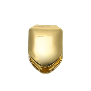 Gedetailleerde close-up van een vergulde hiphop grillz tandkap met gepolijste finish