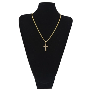 Collier avec pendentif croix en acier doré et incrustation grise sur buste en velours