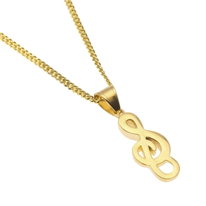 Gros plan d'un pendentif clé de sol plaqué or avec détails de la chaîne Figaro fine