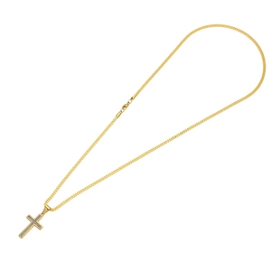 Vue macro détaillée du pendentif croix dorée avec texture poussière d'étoiles et fermoir mousqueton