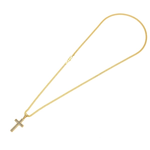 Détail macro du pendentif croix dorée en acier inoxydable avec finition pailletée