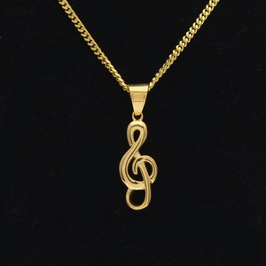 Vue macro d'un pendentif note de musique doré avec chaîne gourmette en acier inoxydable