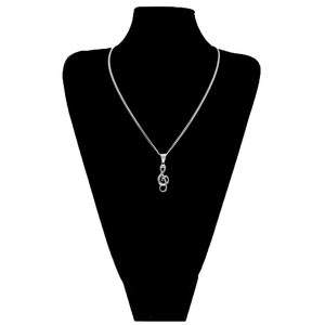 Détail du pendentif clé de sol argenté avec chaîne à maillons sur support bijoux