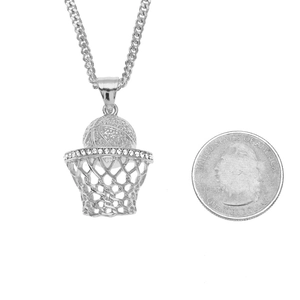 Makroansicht des silbernen Basketball-Anhängers mit Diamanten neben einer Münze