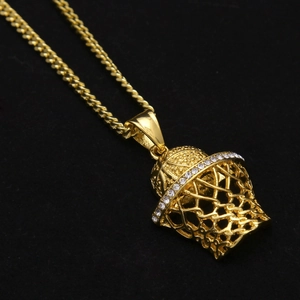Makro-Detail von Basketball-Anhänger mit Strasssteinen und goldener Panzerkette im Hip-Hop-Stil