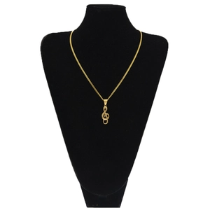 Collier note de musique en acier inoxydable doré brillant sur un présentoir noir