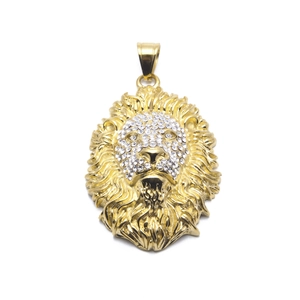Vue détaillée du pendentif tête de lion hip hop avec strass blancs et placage en or