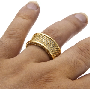 Macro di anello hip hop placcato oro 18 carati con pavé denso di zirconi bianchi