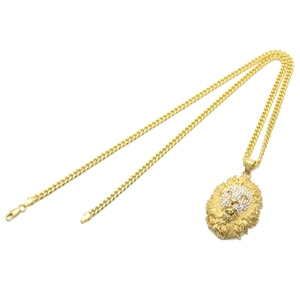 Détail du pendentif tête de lion hip hop avec strass et grosse chaîne à maillons cubains