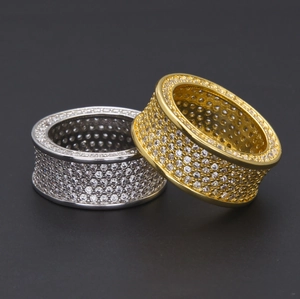 Dettaglio degli anelli hip hop in oro e argento con pavé completo di zirconi cubici