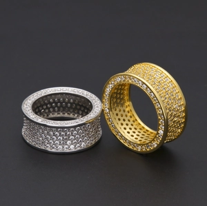 Anelli hip hop placcati in oro 18 carati e argento con pavé completo di zirconi