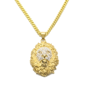 Gros plan détaillé du pendentif tête de lion hip hop avec cristaux et chaîne cubaine dorée