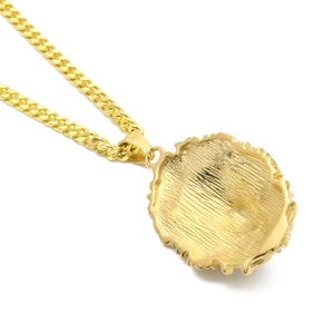 Collier hip hop tête de lion doré avec chaîne cubaine et vue arrière détaillée texturée