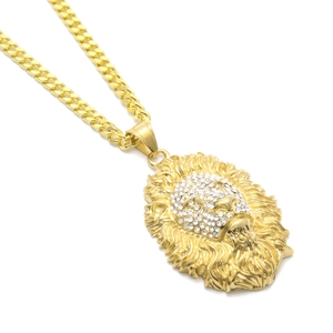 Détail du pendentif tête de lion hip hop avec strass sertis sur une chaîne cubaine dorée