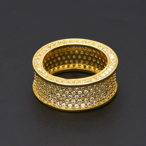 Dettaglio macro dell'anello a fascia larga in oro 18K con pavé di diamanti bianchi